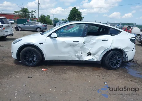 2023 Tesla Model Y Awd/Long Range Dual Motor All-Wheel Drive z USA, uszkodzony, nr VIN 7SAYGDEE8PA059111